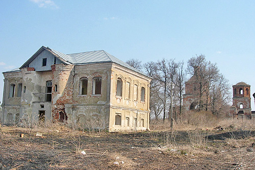 Усадьба и церковь в Исаково, весна 2006