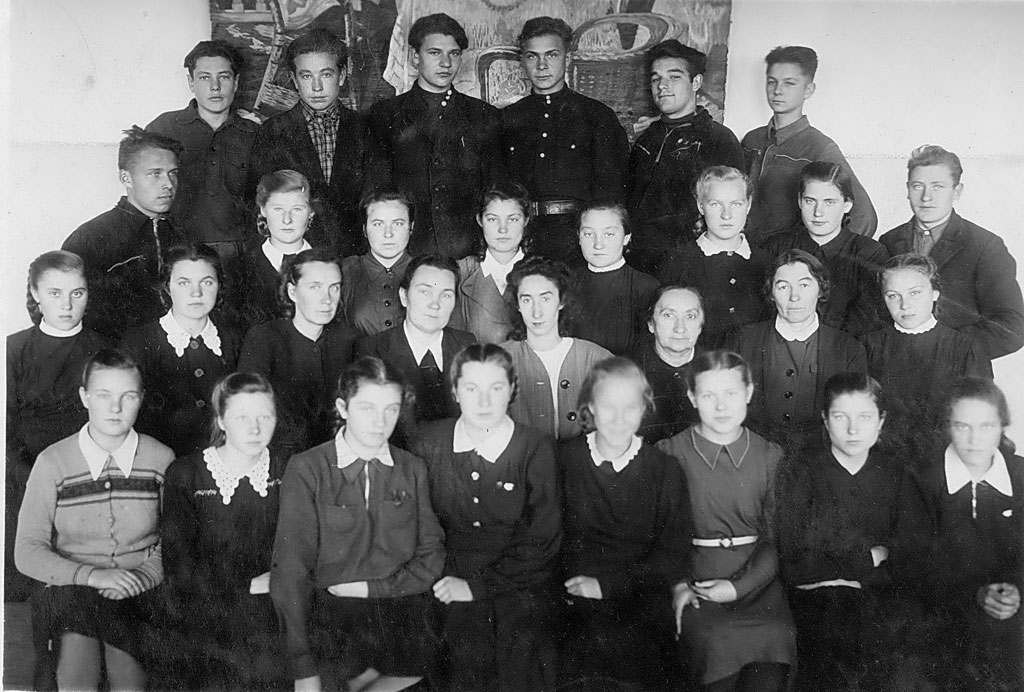 Ноябрь 1951. Выпускники 1951 года. Выпускники школ 1963 года. Поронайск 1970г. Школа 1952 года.